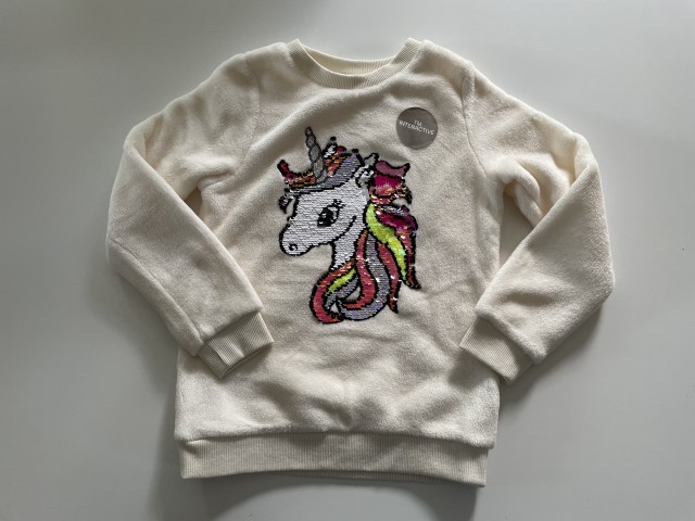 Nov HM kosmaten pulover z aplikacijo