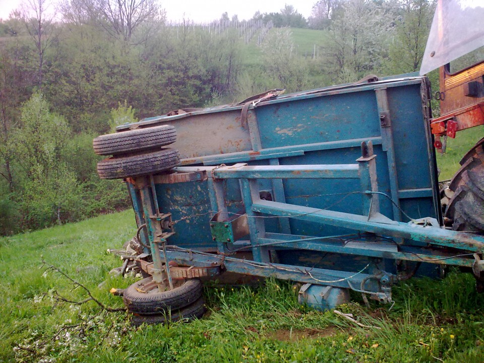 Prevrnjena prikolica - foto povečava