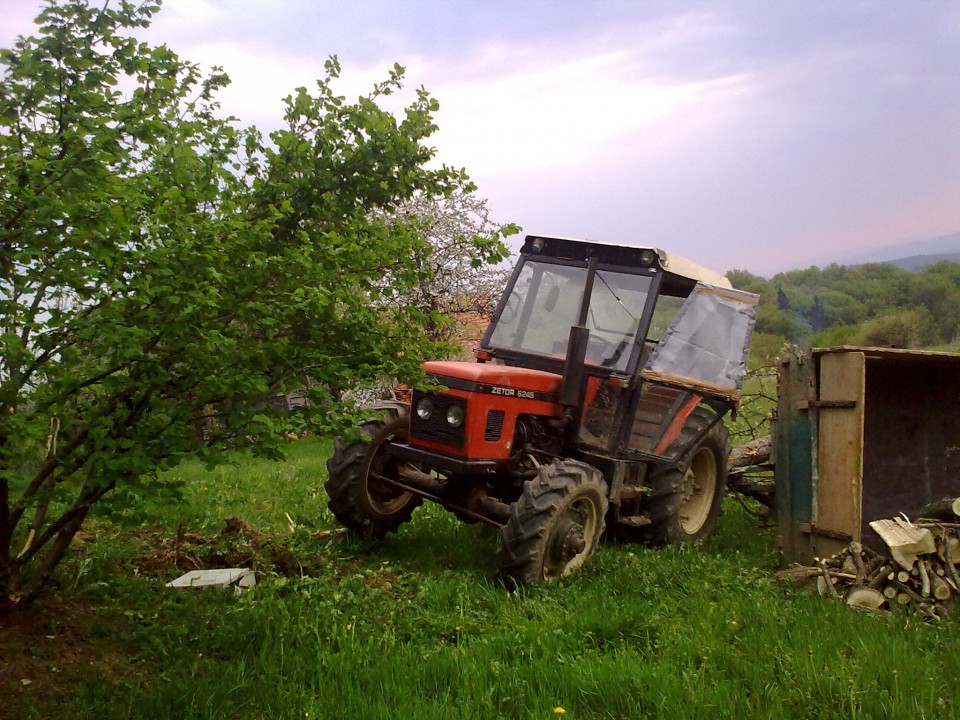 Prevrnjena prikolica - foto povečava