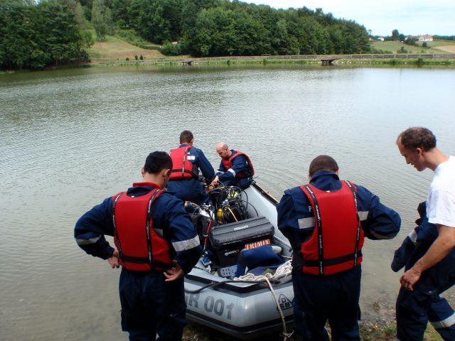 Ekipa gasilcev PGD Radgona za pomoč iz čolna