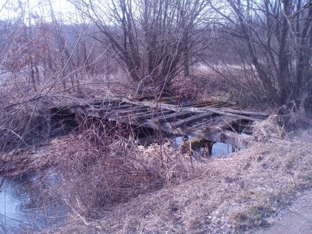 Mostič preko potoka Črnec - nekdaj je služil namenu
