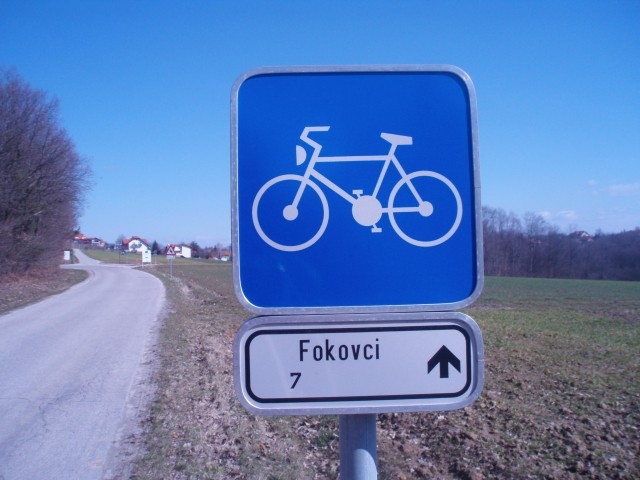 Tabla za kolesarsko stezo pred odcepom za Rumičev breg