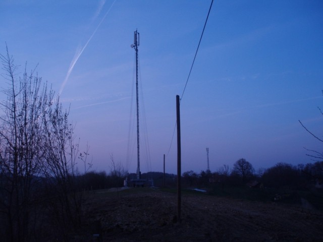 Še sem na poti pri antenah nad avtocesto in grem proti točki kapelica Brloga. Pošteno se ž