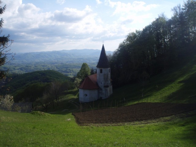 Cerkvica Sv. Marjeta je kar skrita v hribovju Boča. Pot  Boč-Donačka gora namreč vodi neka
