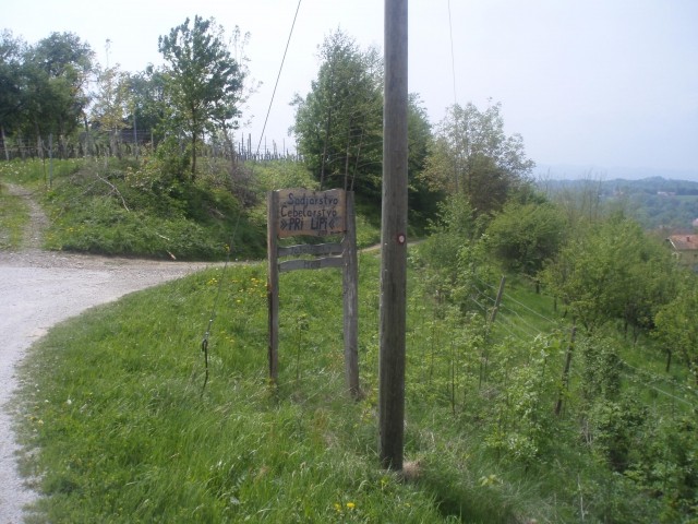 Malo reklame za kmetijo pod Vranjim vrhom na poti proti kmetiji Gaube.