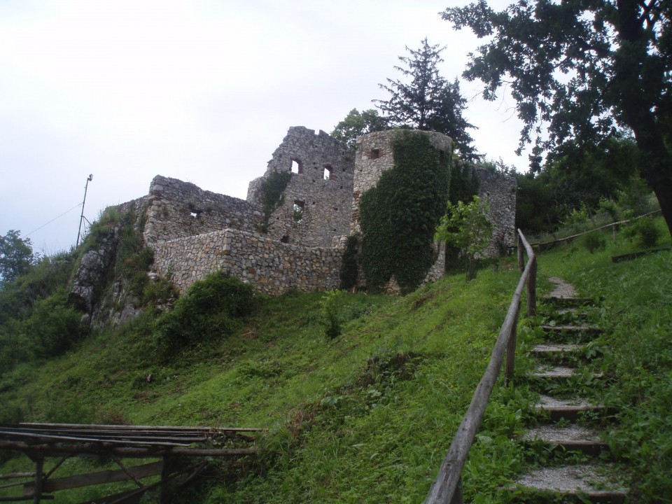 Ostanki starega studeniškega samostanskega gradu so bili pred leti s pomočjo javnih del ob