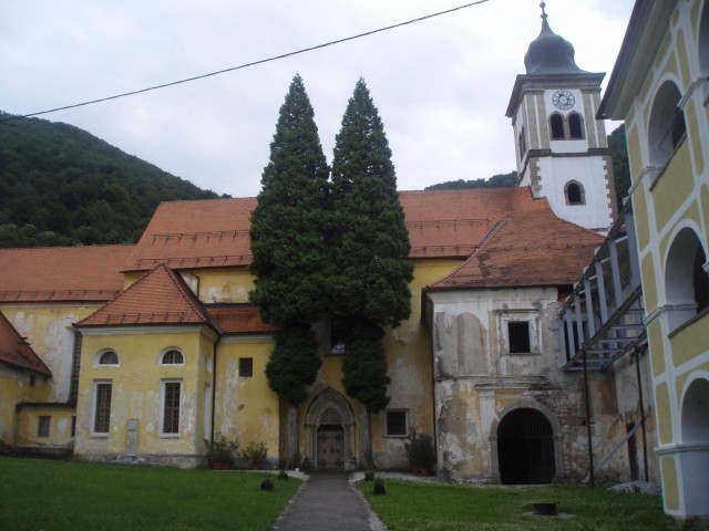 Notranjost samostanskega kompleksa z mogočnima južnoameriškima cipresama klek.