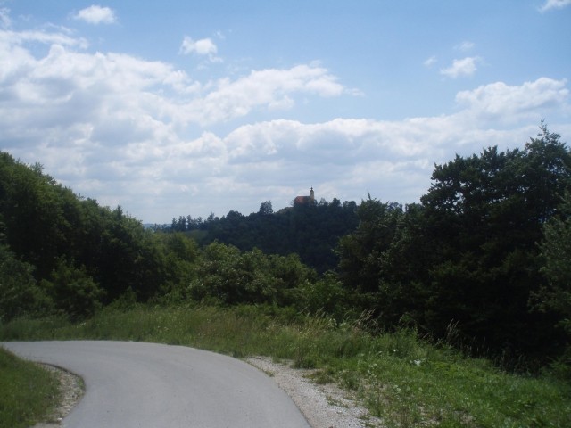 V ozadju cerkev na Ložnem.