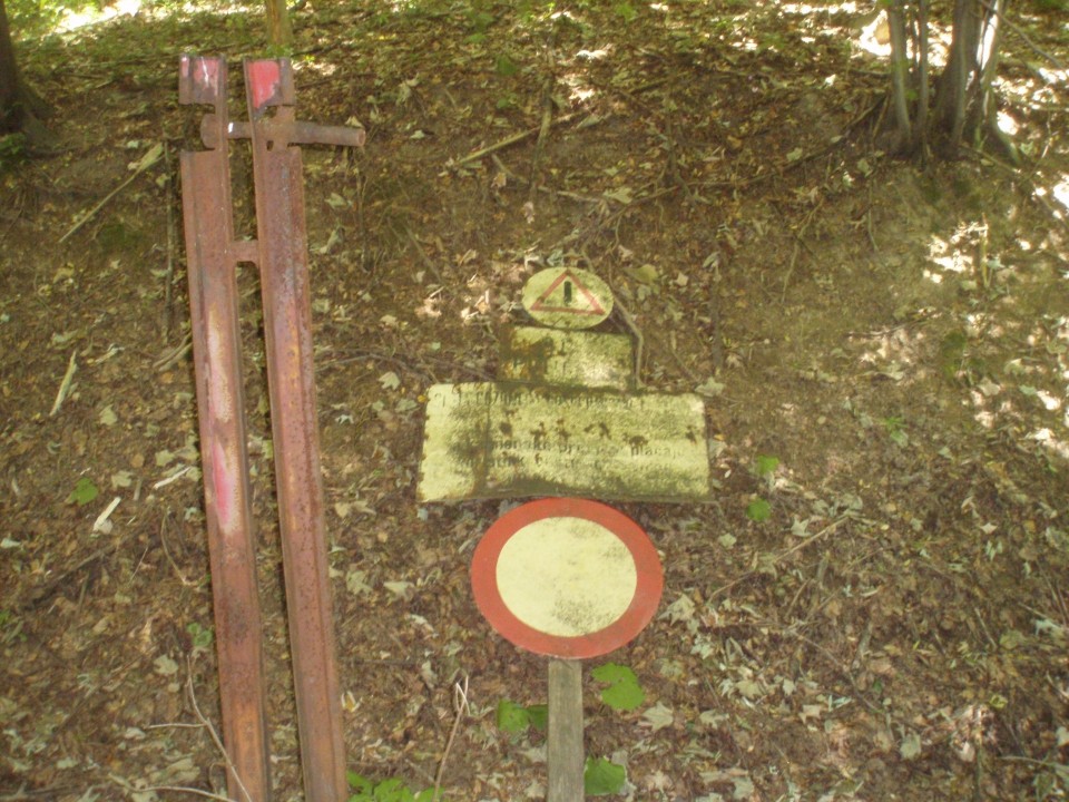 Ta opuščena gozdarska rampa-zaporni sistem se nahaja pod Stavskim tudi imenovanim Tolstim 