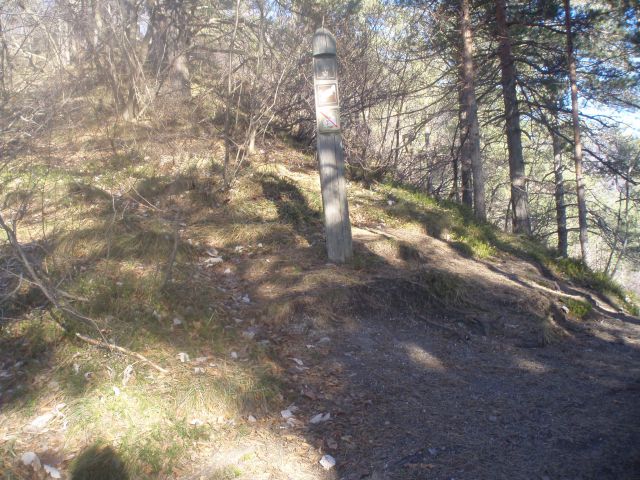 ...desno planinska pot in levo navzgor po vršnem grebenu nad Galkami...