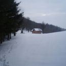 ...travna jasa z vikendom in levo je Grilova kapela...