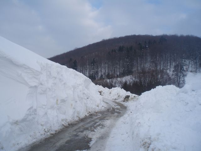 ...pod domačijo Valand ogromni zameti ...