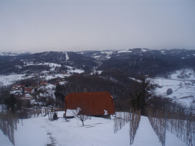 ...naselje Cerovec - kar visoko se vije v Boč& Plešivec...
