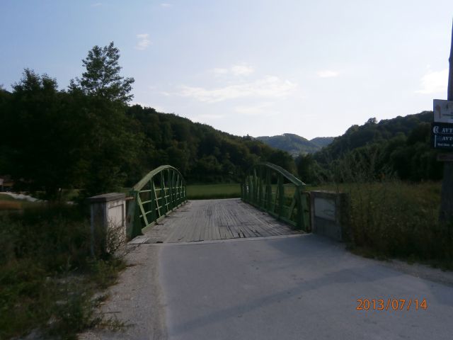 ...most preko reke Dravinje v naselju Podpeč...