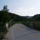 ...most preko reke Dravinje v naselju Podpeč...