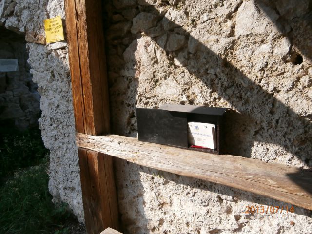 ...vpisna knjiga, žiga ni, vpisanih kar nekaj - predvsem domačini...