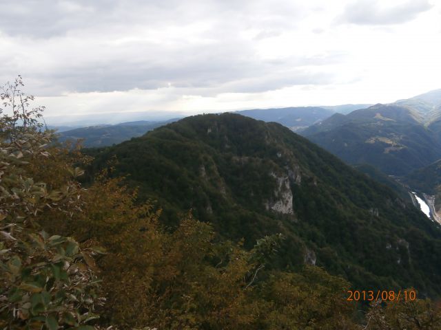 ...še pogled na en greben levo...