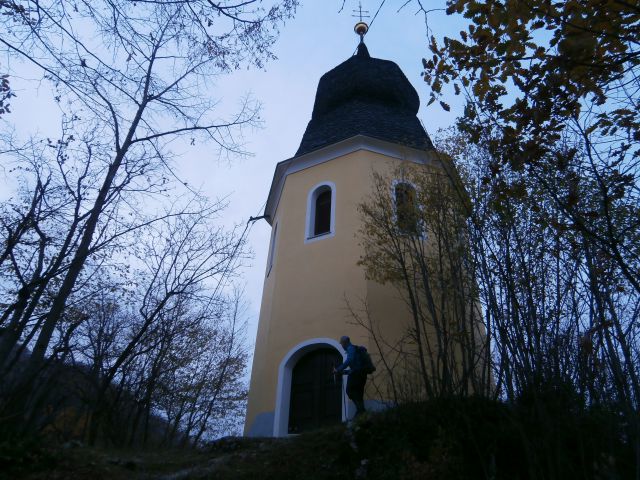 Turn je ločen od cerkve na hribčku