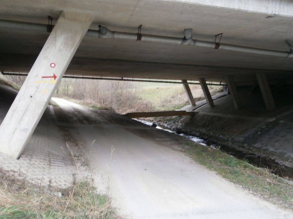 ...pod viaduktom, zanimiv mostič/betonska armirana brv bi lahko rekel...