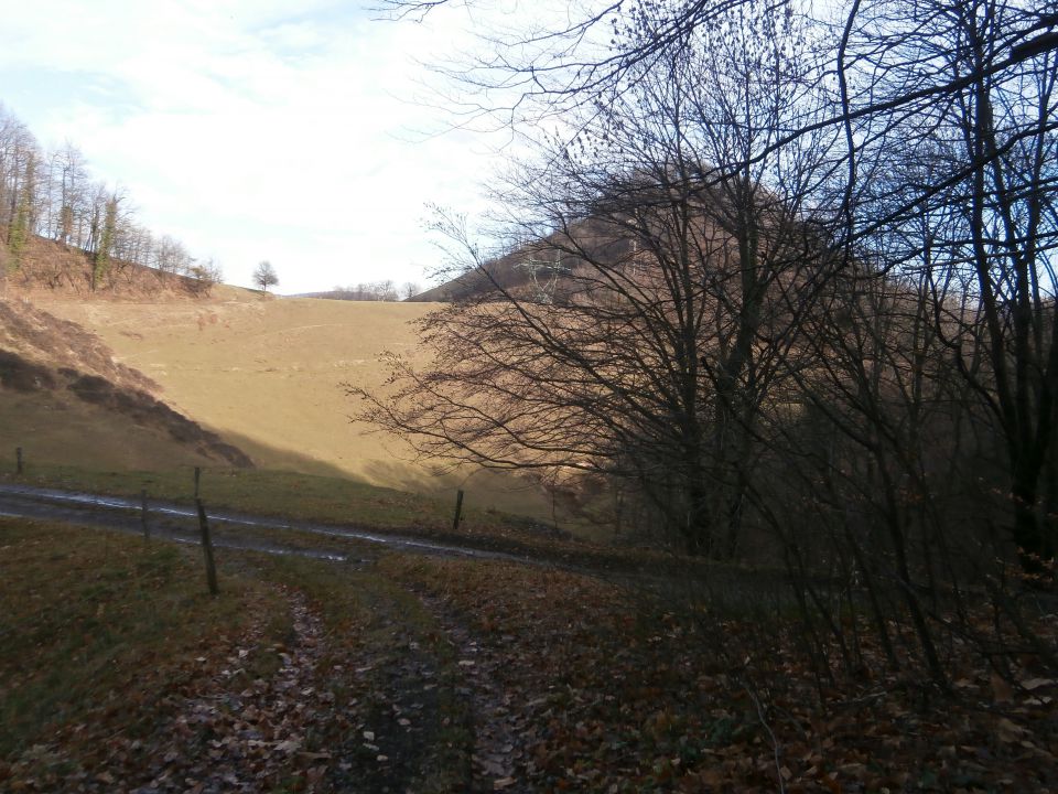 ...in stik s Stoperško planinsko potjo, v ozadju Resenik/Stoperški...