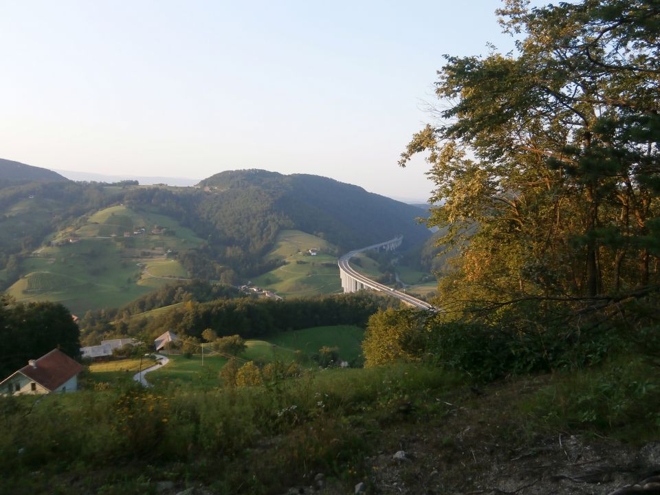 ... še en pogled navzdol na linijo evrope vzhod/zahod...