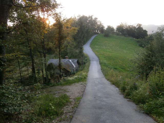 ...razpotje Babček, levo Sv. Uršula, nadaljujem naravnost