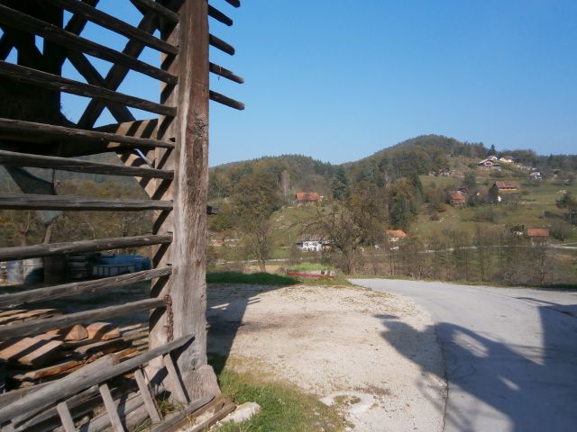 ...ob gospodarskem poslopju klene domačije...