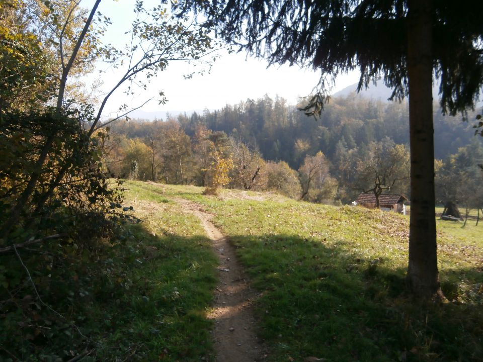 ...tudi travnate planjave in domačin je oral spodaj jesenski or...