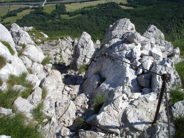 Počasi navzdol.