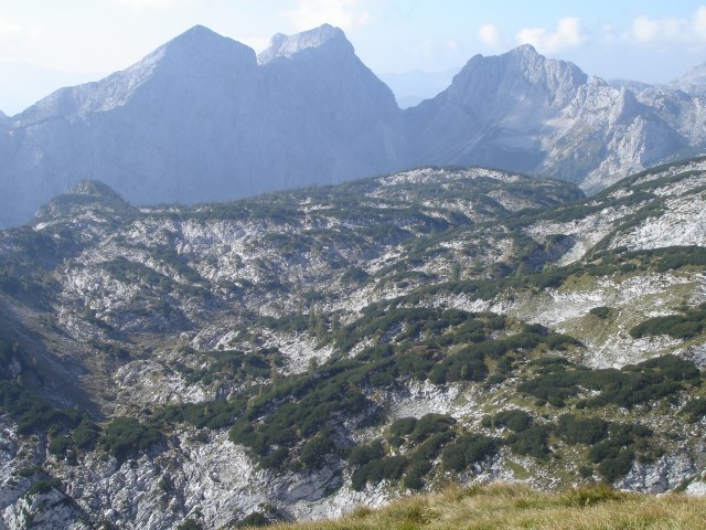 Po tej dolinici poteka neoznačena stezica, ki nas pripelje pod Rjavino