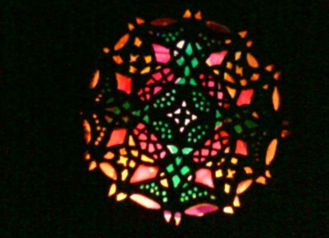 V glineno lampo je vrezana mandala štirih božjih izrazov, nočni vidik.