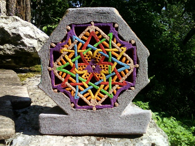 V glineno lampo je vrezana mandala letnih časov in ozvezdij, oziroma zodiakalnih povezav.