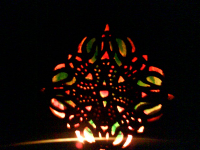 Nočni vidik, lampe z vrezano mandalo zodiakalnih povezav.