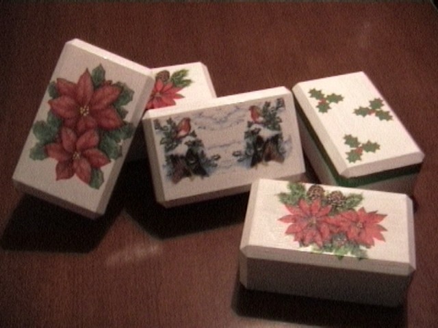 Škatlice od Ferero rocher, pobarvane in oservetkane. Darilne škatlice za prijateljice drug