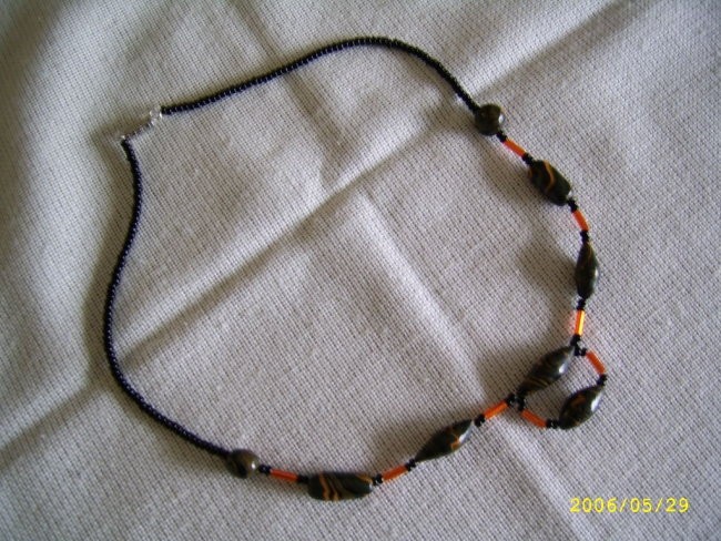 Črno oranžna ogrlica
