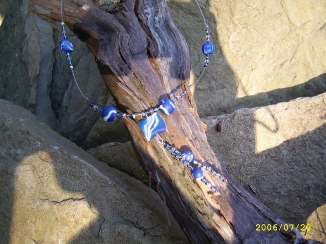 Modro-bela dolga ogrlica