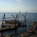 značilna lesena kolišča z ribiškimi mrežami in čolni