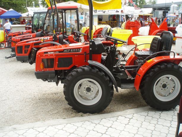 Traktorji AGT - foto