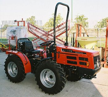 Traktorji AGT - foto