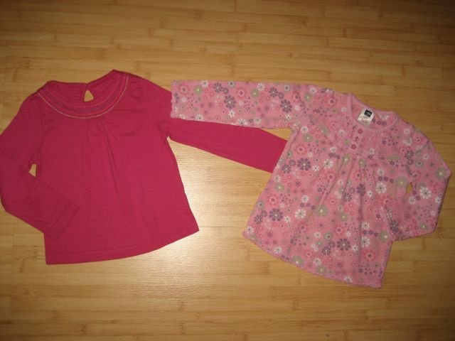 Majčka 98-104, leva z barvnimi šivi ob ovratniku, 3 eur, desna 3,5 eur