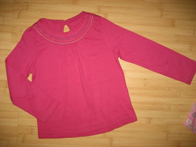 Majčka 98, ciklam barva, z barvnimi šivi ob ovratniku, 3 eur
