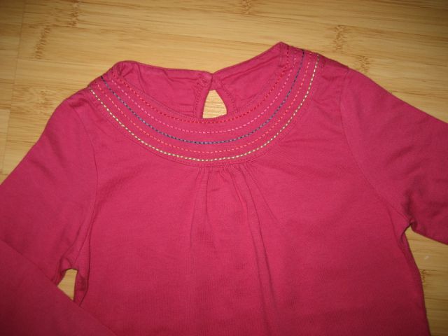 Majčka 98, ciklam barva, z barvnimi šivi ob ovratniku, 3 eur