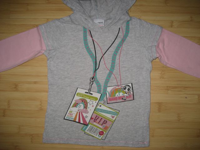 Majčka Next, s kapuco, piše 110, dejansko 104, 2,5 eur