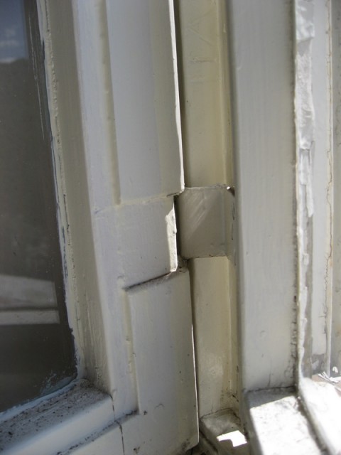 Mehanizem, ki omogoča premik stranic okna, ko ga razpreš.