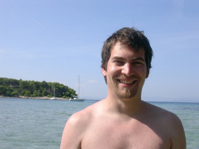 Simon na plaži.