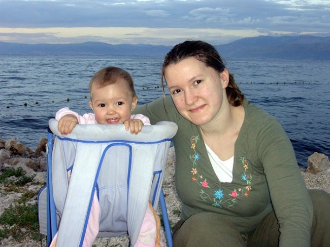 Mami in jaz na plaži na Braču v mestecu - pred stanovanjem. 19. 9. 2006