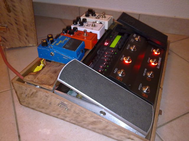 TC Nova System, vintage pedalboard - foto