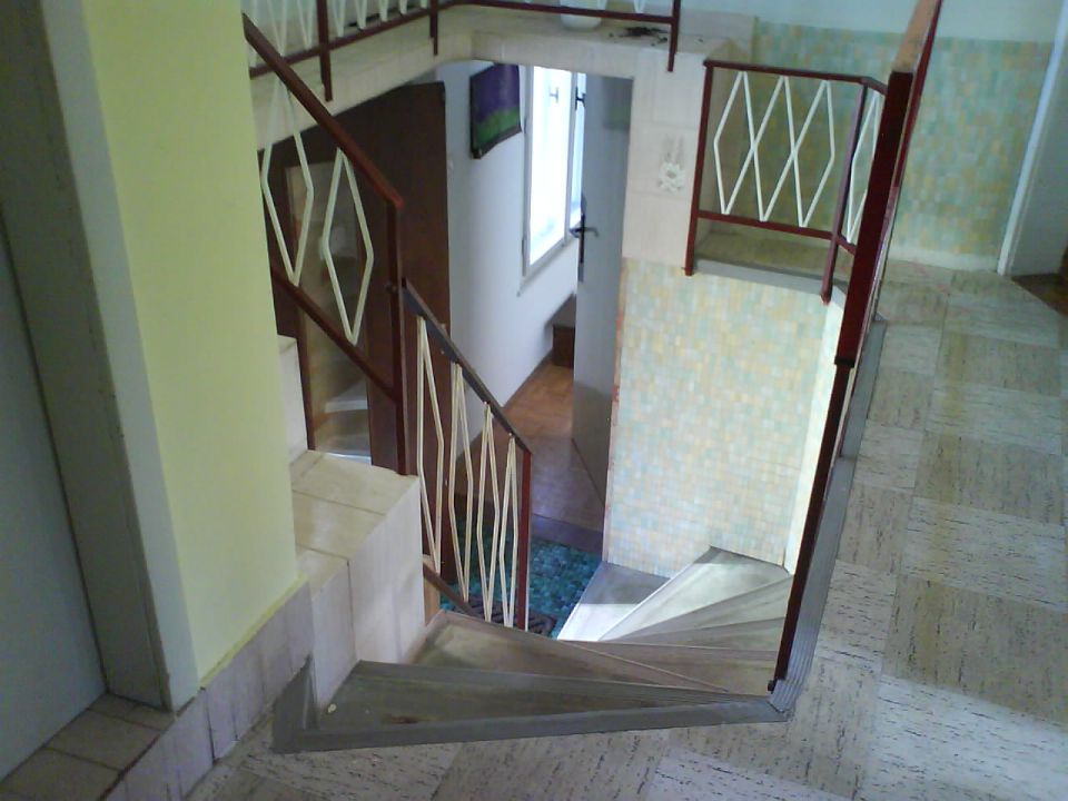 in po stopnicah...