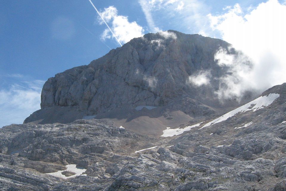 triglav, pod njo kugy. steza