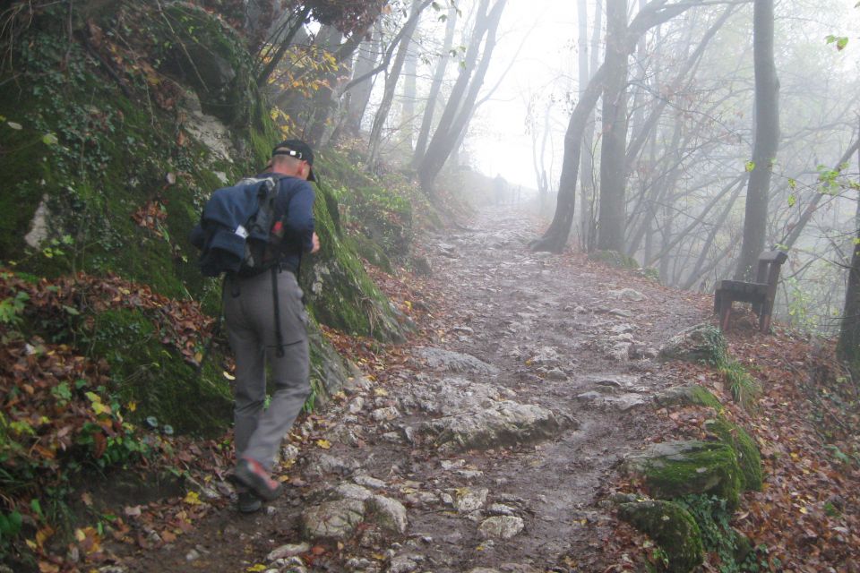 proti vrhu se drži megla